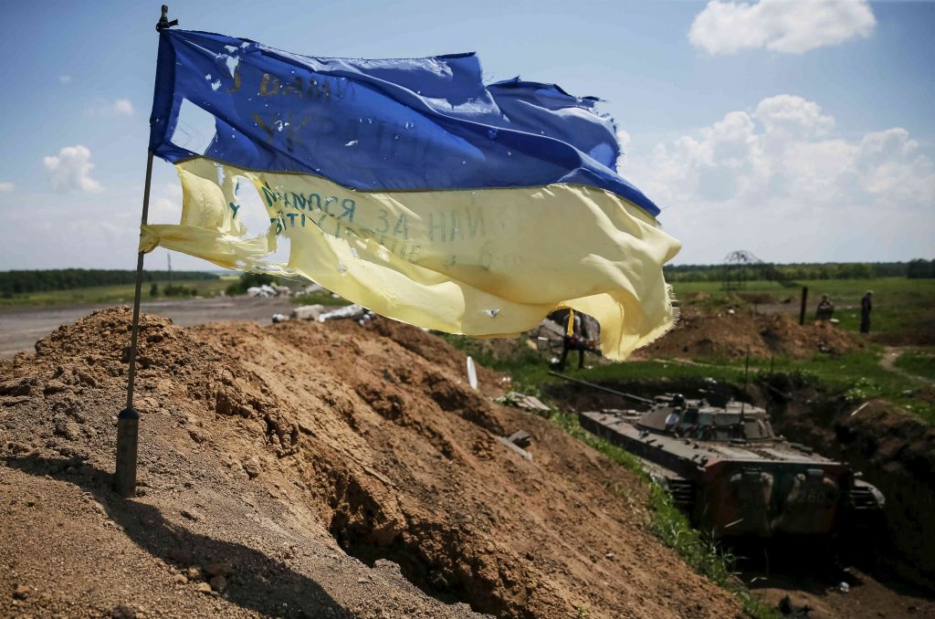 Der Ukraine Russland Konflikt - Ukrainische Flagge - Ein Land wird zerrieben.